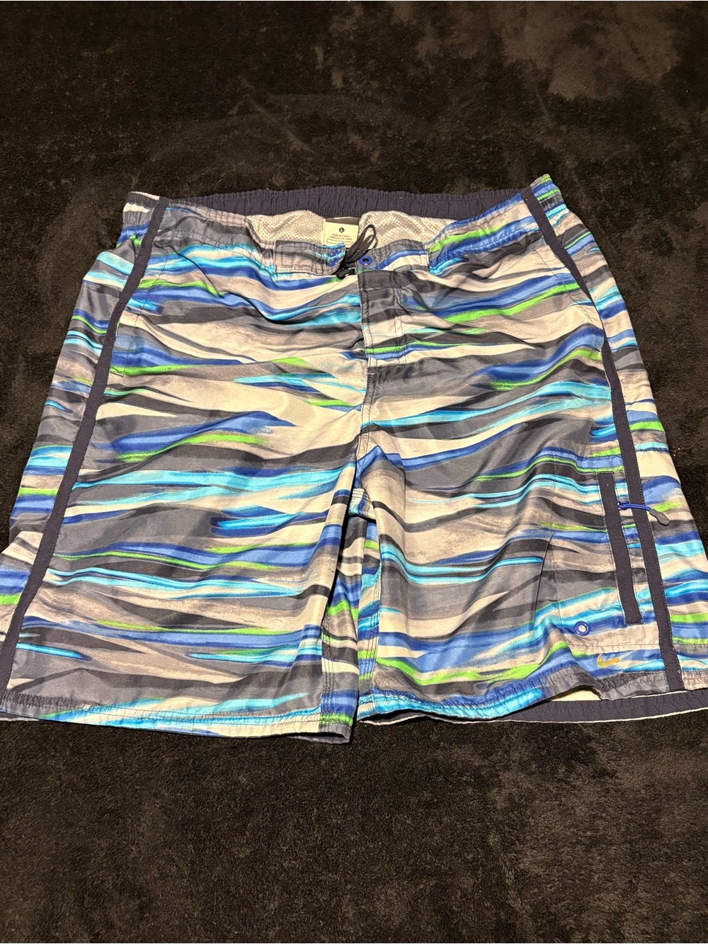 Nike black tag pocketed striped blue lined swim shorts size large 9” inseam